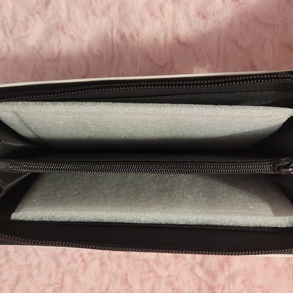 F•R•I•E•N•D•S zip-around wallet - Picture 8 of 16